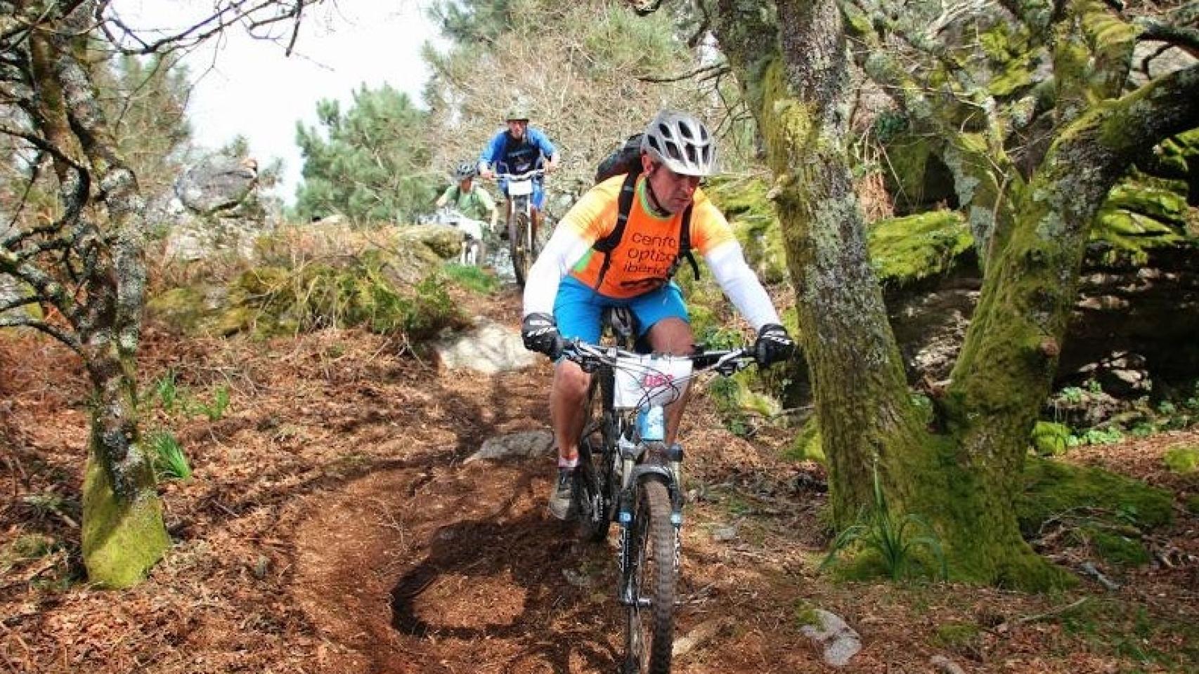 Diego, de naranja, era un ciclista experimentado y que conocía el sendero.