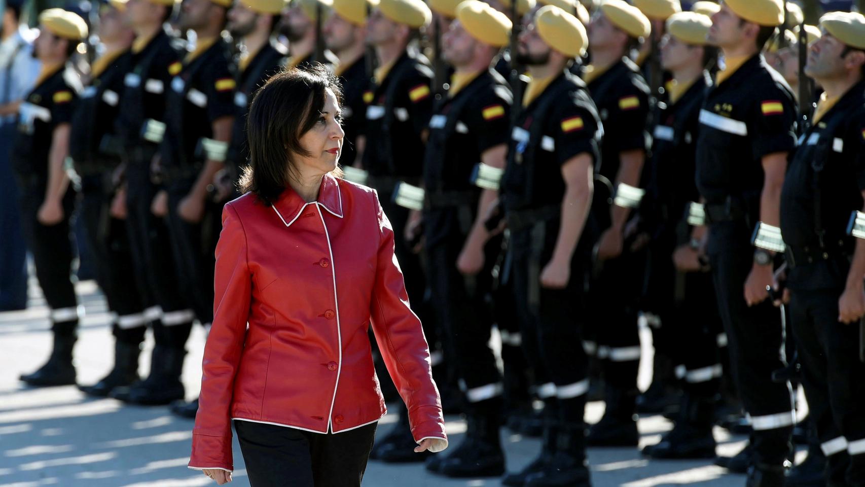 La ministra de Defensa pasa revista durante la visita a la Unidad Militar de Emergencias en la base aérea de Torrejón de Ardoz.