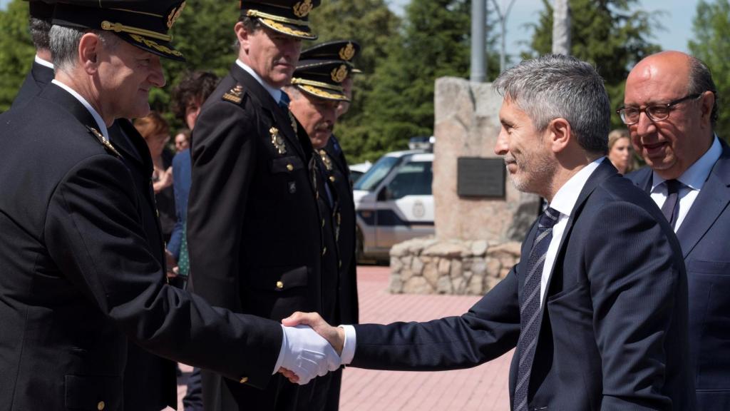 Marlaska, acompañado por el director general de la Policía, Germán López (d), saluda al director de la Escuela Nacional de Policía de Ávila