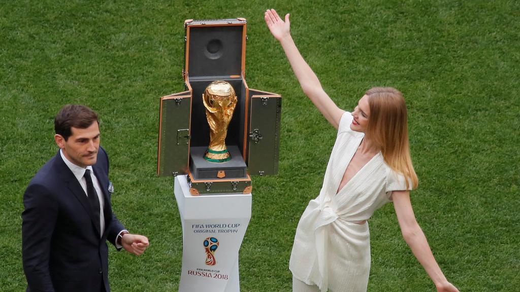 La modelo y casillas presentando la copa.