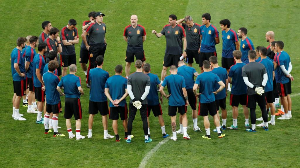 Fernando Hierro da una charla en el entrenamiento.