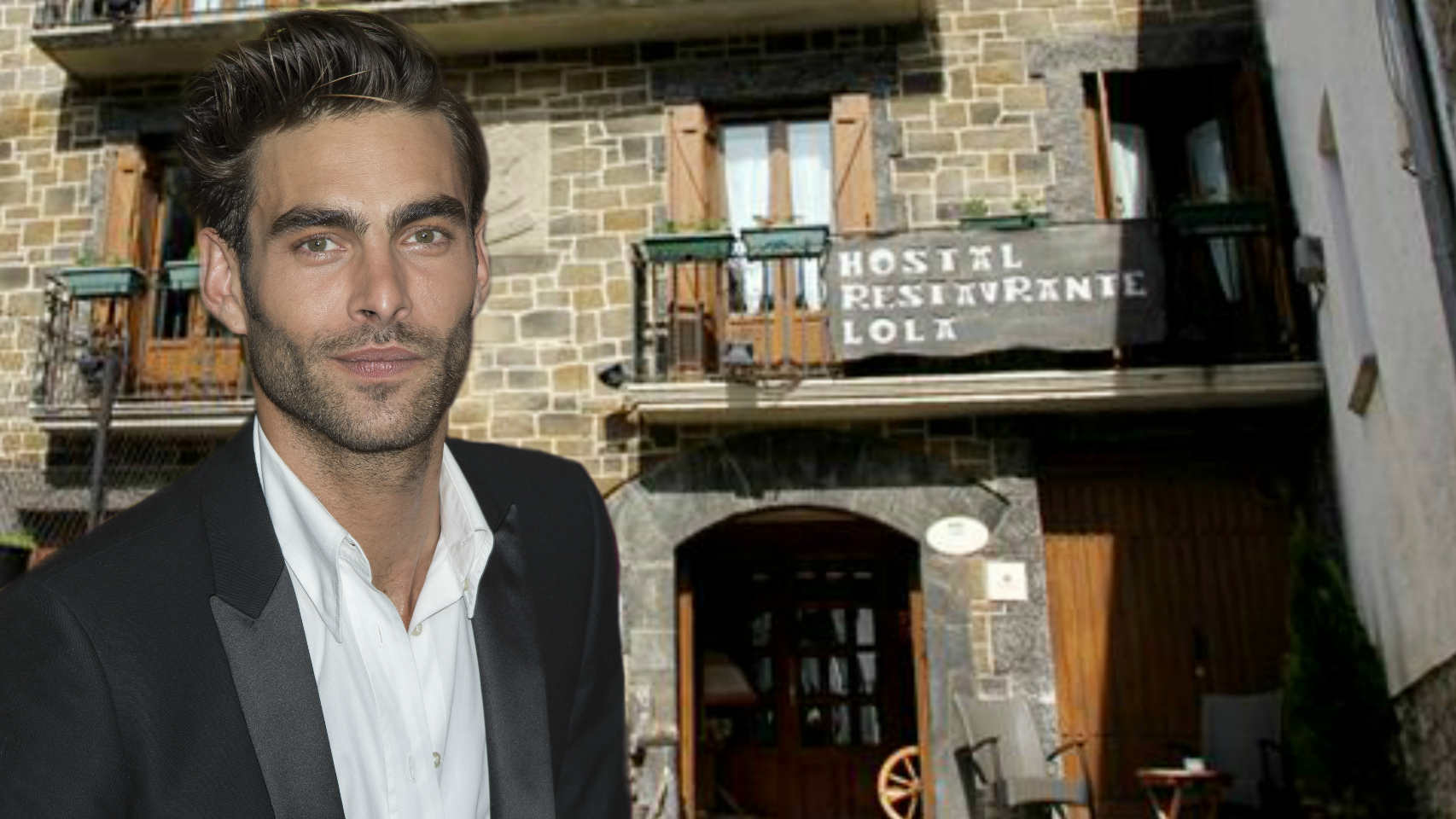 Jon Kortajarena frente a la fachada del hostal Lola.