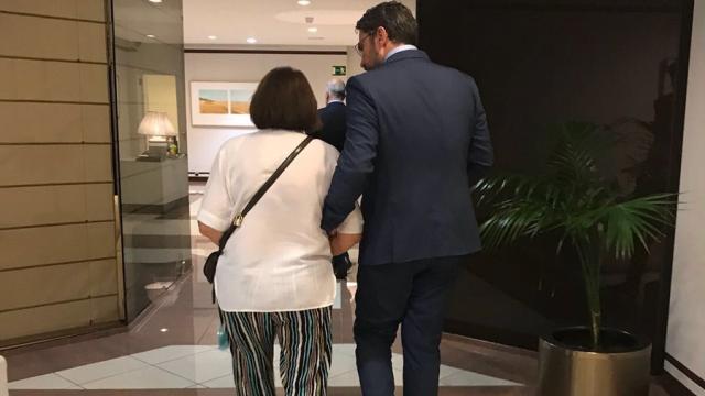 Màxim Huerta junto a su madre en la imagen de la despedida.