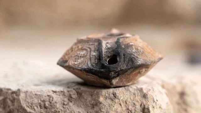 El amuleto descubierto en Jerusalén.
