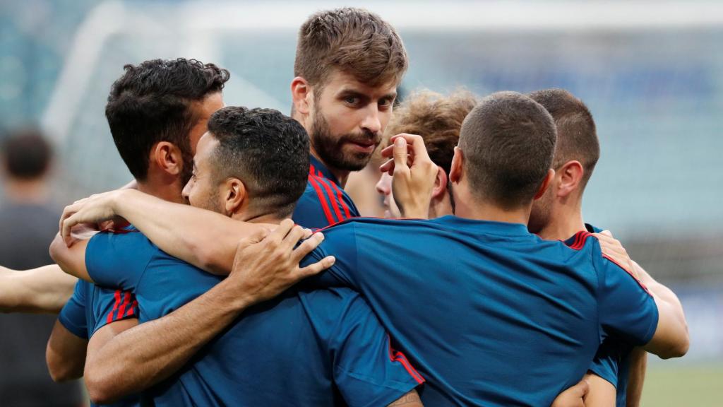 Piqué, en el centro de un corro en el entrenamiento de España.