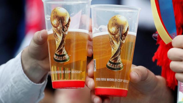 Un vaso de cerveza adornado con motivos del Mundial.