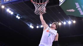 Doncic machaca el aro. Foto: acbmedia