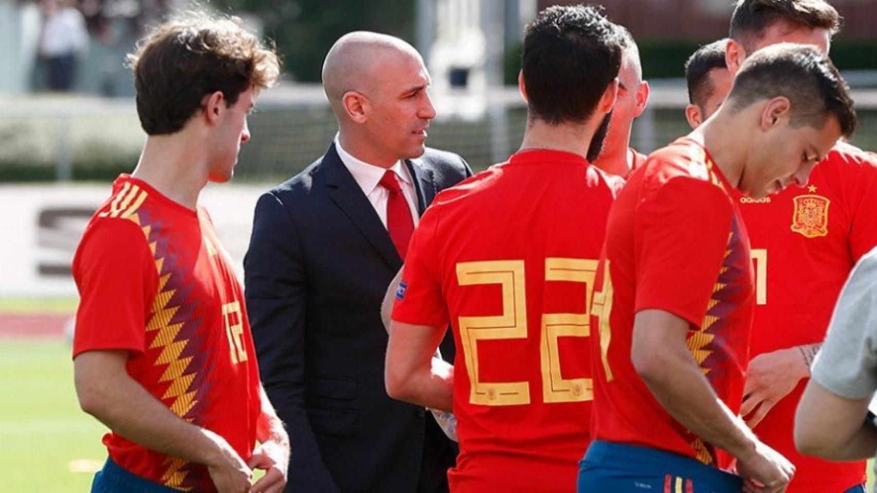 Rubiales junto a los jugadores de la Selección. Foto sefutbol.com