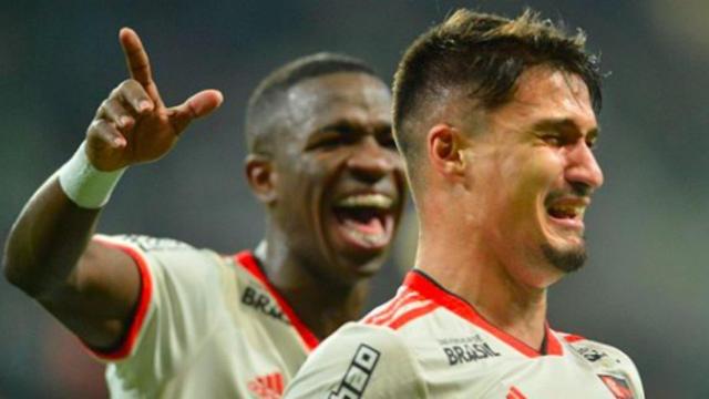 Vinicius celebra el gol de uno compañero suyo. Foto Instagram (@flamengo)