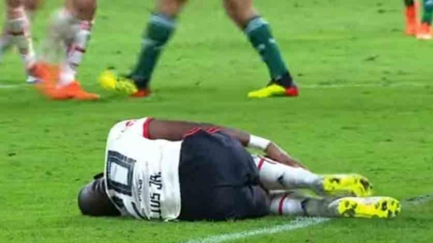 Vinicius se duele tras la entrada de Felipe Melo