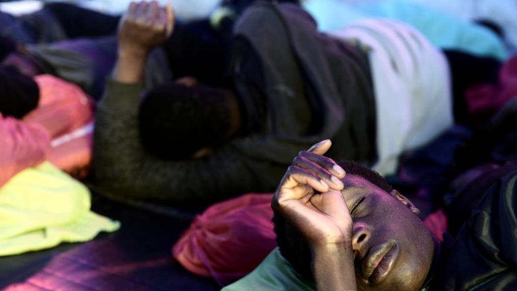 Algunos inmigrantes a bordo del 'Aquarius' descansan durante su travesía hacia Valencia.