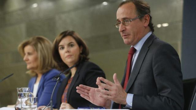 El presidente del PP vasco, Alfonso Alonso, con las exministras Soraya Sáenz de Santamaría y Fátima Báñez.