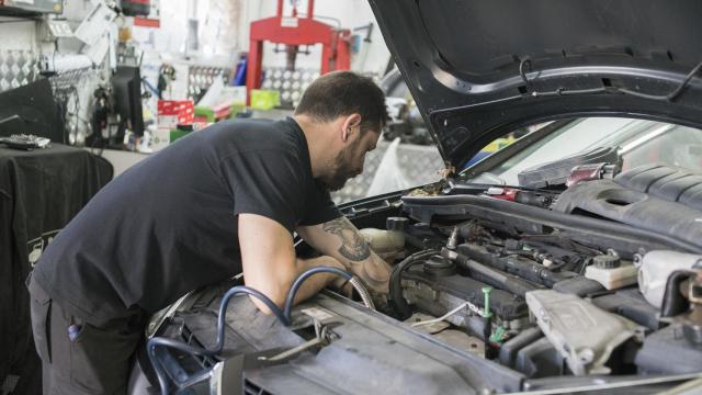 Un operario revisa un coche durante la ITV.