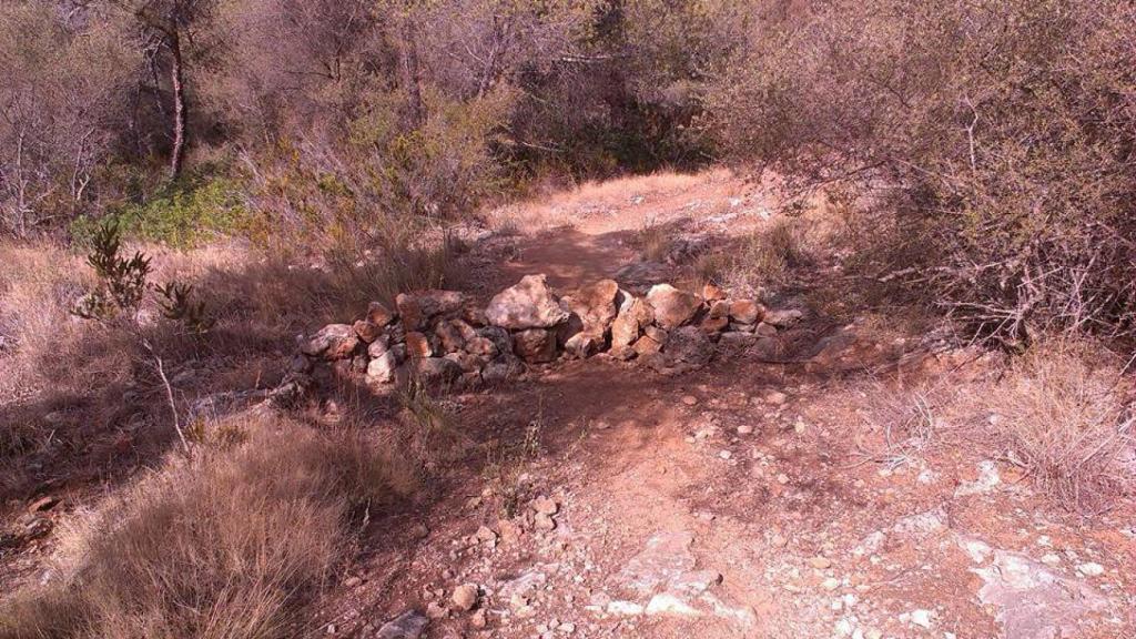 Un muro de piedras justo al final de un descenso.