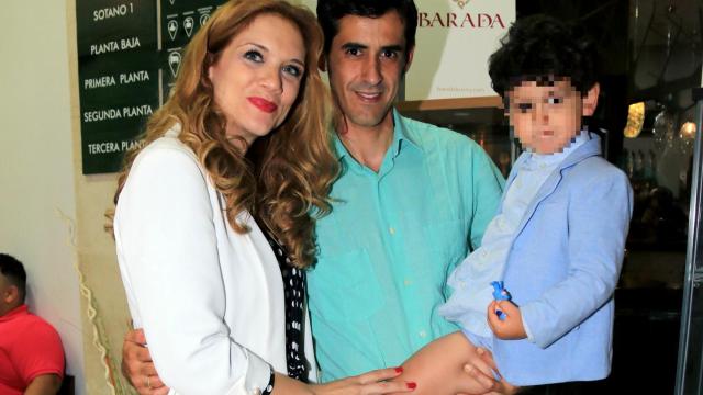 Víctor Janeiro y Beatriz Tapote con su hijo Víctor.