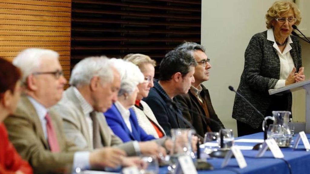 Manuela Carmena y los miembros de la Comisión de la Memoria Histórica.