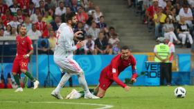 Gerard Piqué derriba a Cristiano Ronaldo en la frontal del área.