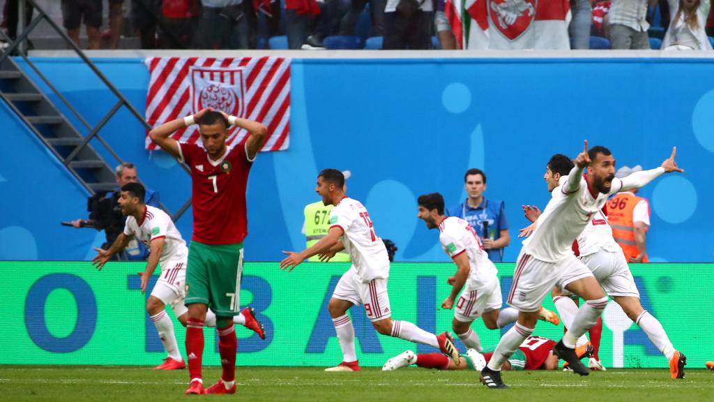 Los jugadores de Irán celebran el gol de la victoria en el tiempo de descuento.