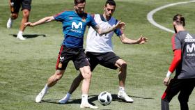 Saúl pelea con Busquets por un balón.