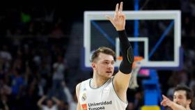 Doncic celebra una canasta