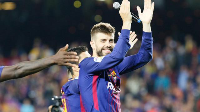 Piqué coge micrófono en el Camp Nou Foto: Manu Laya/El Bernabéu