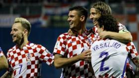 Los jugadores de Croacia abrazan a Modric por su gol. Foto: Twitter (@chirichampions)