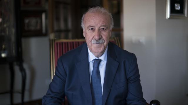 Vicente Del Bosque, campeón del mundo con la Selección española, esta semana en el salón de su casa. / SILVIA P. CABEZA