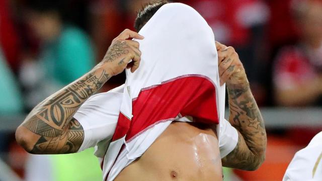 Paolo Guerrero se lamenta tras la derrota de Perú.