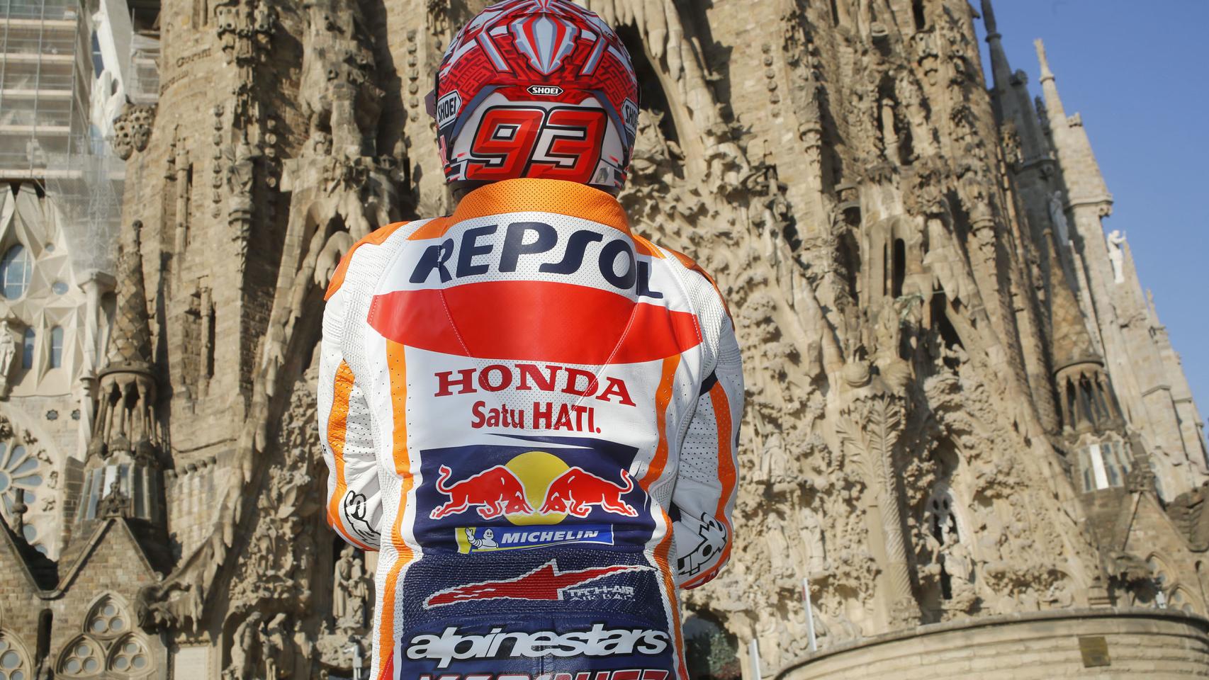 Marc Márquez contempla la Sagrada Familia.