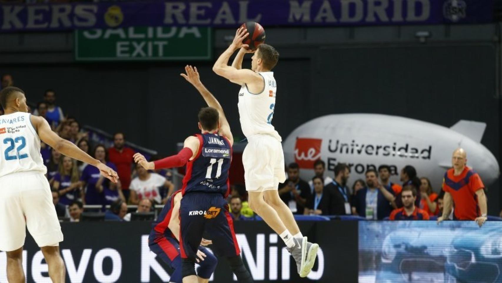 Carroll lanzando ante Baskonia. Foto: acbmedia