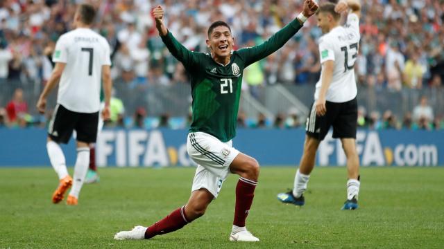 Edson Alvarez celebra la victoria de México.