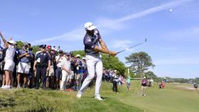 Dustin Johnson golpea la bola