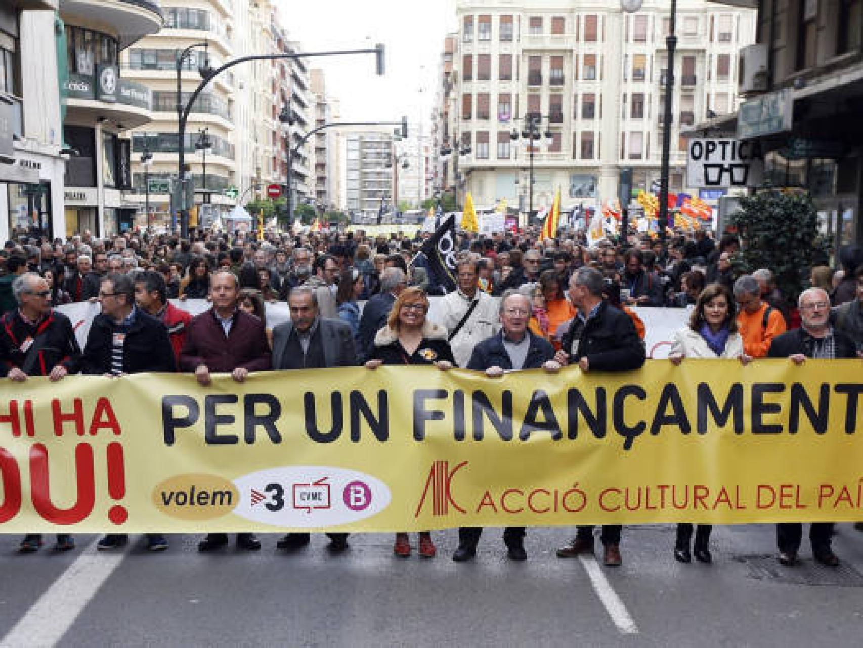 Manifestación de Acció Cultural en la que participaron, entre otros, PSPV, Compromís y Podemos.