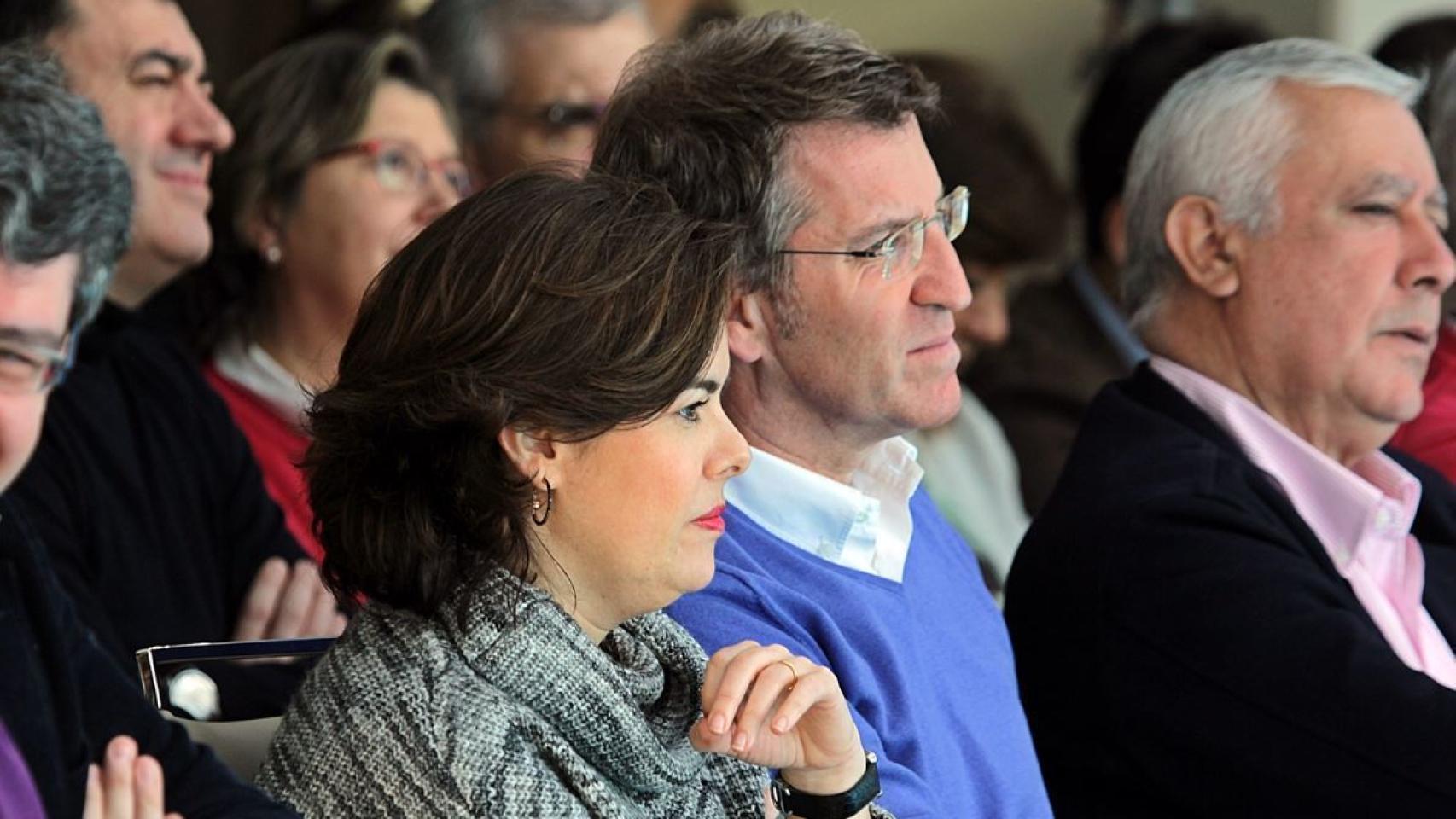 El presidente de la Xunta de Galicia, Alberto Núñez-Feijóo, con la exvicepresidenta Soraya Sáenz de Santamaría.