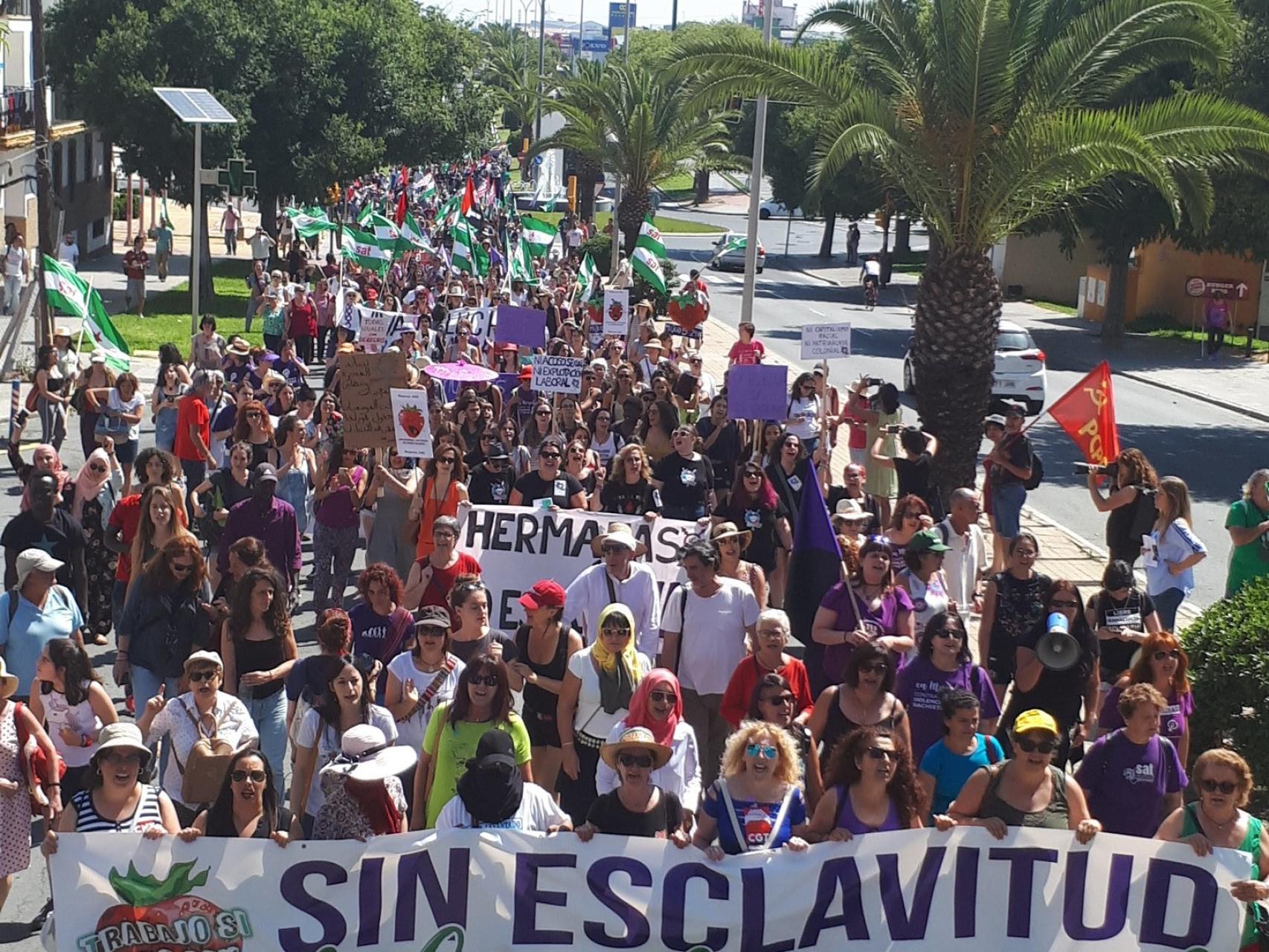 Miles de personas claman en Huelva contra 