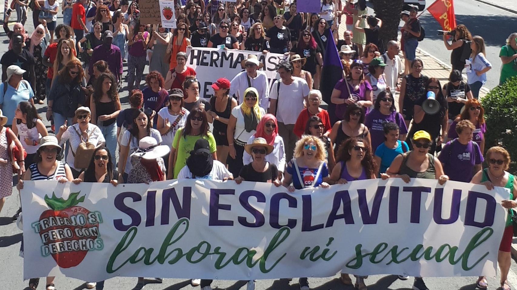 Cabecera de la marcha que ha recorrido las calles de Huelva.