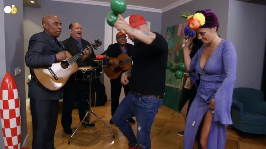 Los invitados bailando al cierre del programa con las maracas.