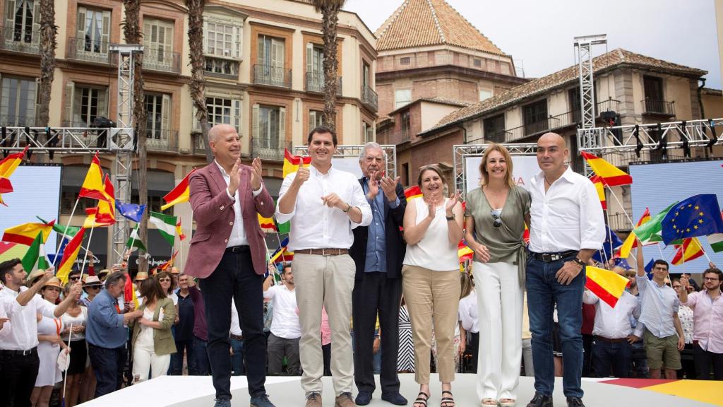 El presidente de Ciudadanos, Albert Rivera (2i); acompañado por el premio Nobel de Literatura Mario Vargas Llosa (3i); el ex seleccionador nacional de Baloncesto Javier Imbroda (i); la escritora María Elvira Roca Barea (3d); el empresario Kike Sarasola (d); y la magistrada de la Audiencia Provincial de Málaga María José Torres (2d), participan en el segundo acto de la Plataforma ‘España Ciudadana’, hoy en la Plaza de la Constitución de Málaga.