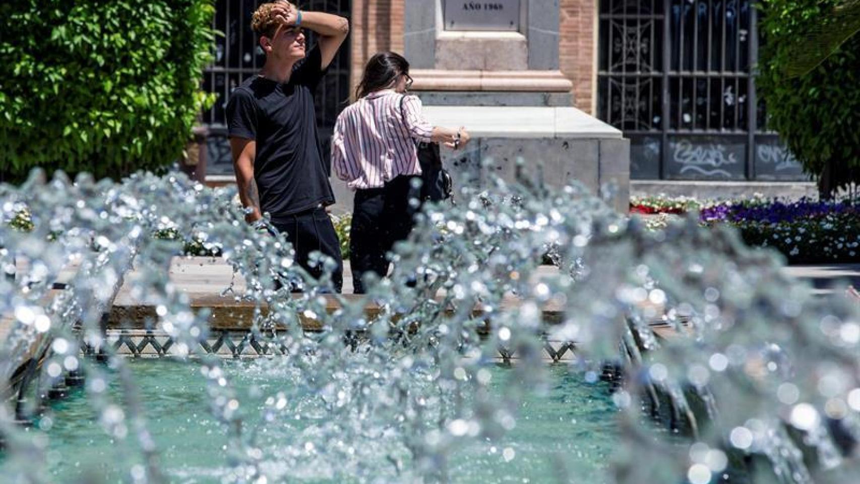 Un joven se seca el sudor en la Glorieta de España, Murcia.