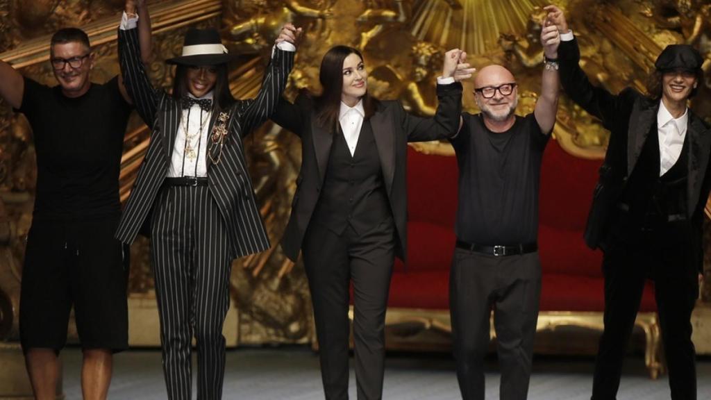 De izquierda a derecha, el estilista Stefano Gabbana, la modelo británica Naomi Campbell, la actriz italiana Monica Bellucci, el estilista Domenico Dolce y la danesa Marpessa Hennink.
