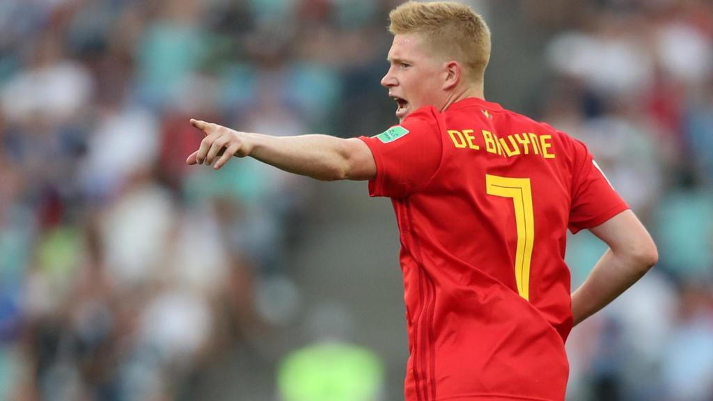 Kevin de Bruyne da instrucciones a sus compañeros durante el Bélgica - Panamá.