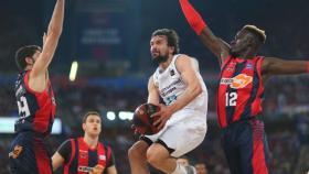 Llull se mantiene en el aire ante la defensa de Baskonia. Foto:acbmedia