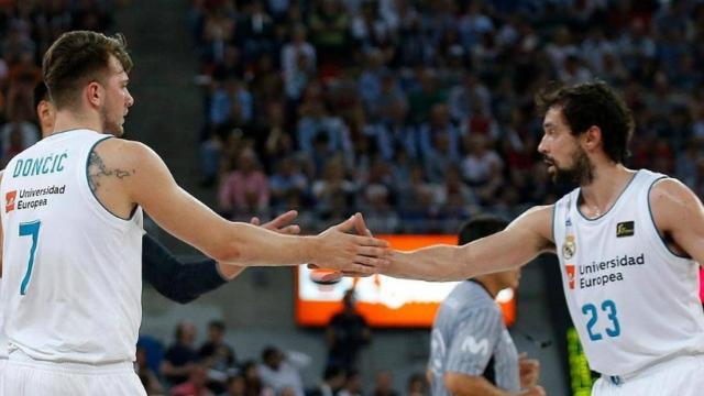 Doncic, Llull y Ayón chocando la mano