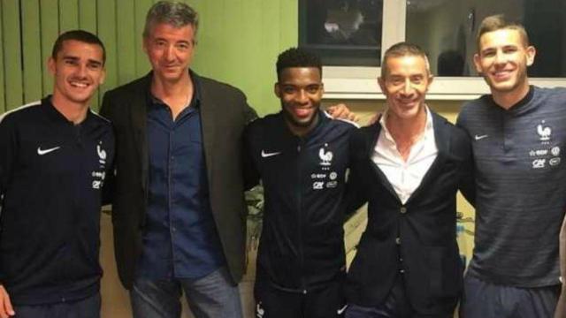 Gil Marín con Griezmann, Lucas Hernández y Lemar. Foto: atleticodemadrid.com