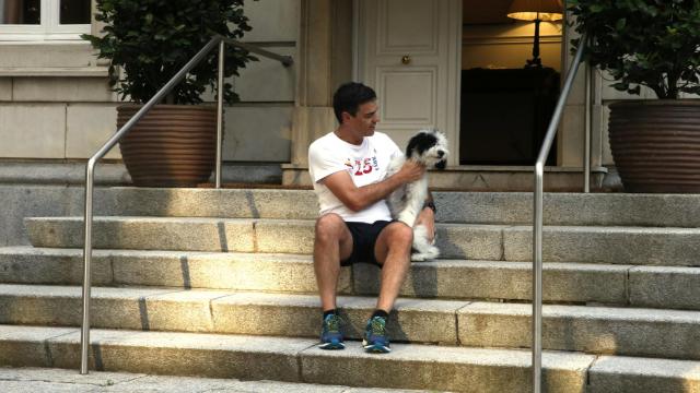 Sánchez junto a su perrita Turca