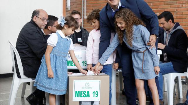 Iván Duque votando acompañado de su familia