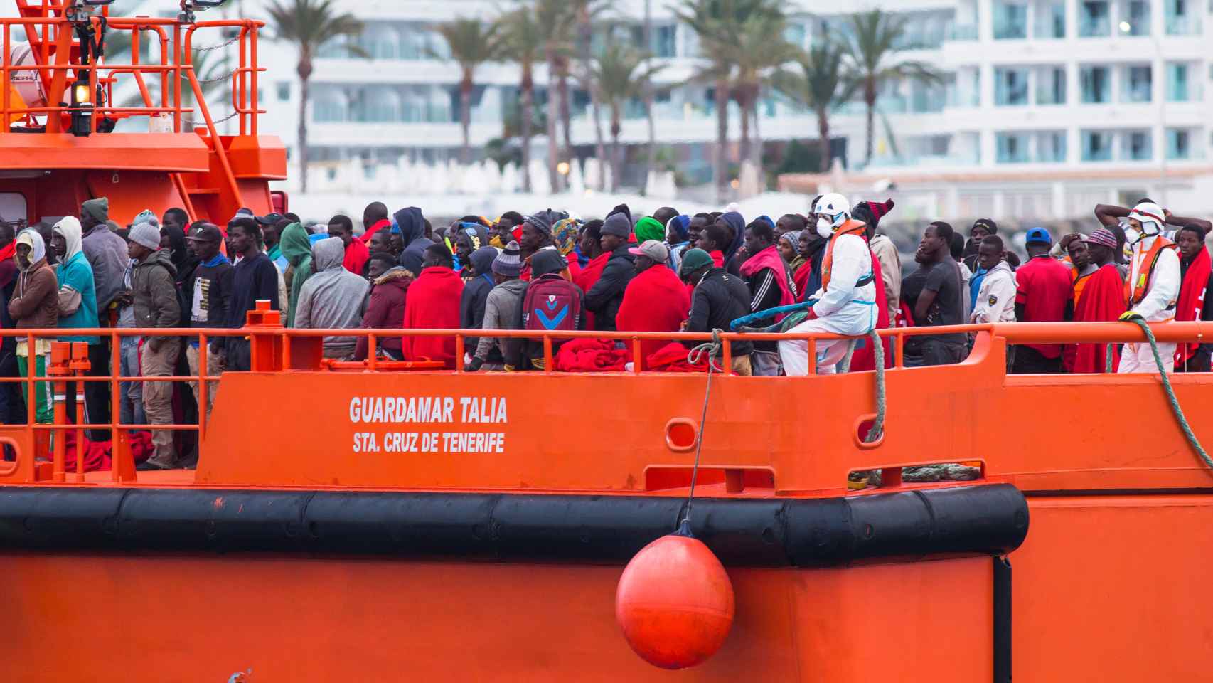 Un grupo de migrantes llegan al puerto de Gran Canaria tras haber sido rescatados en el mar.