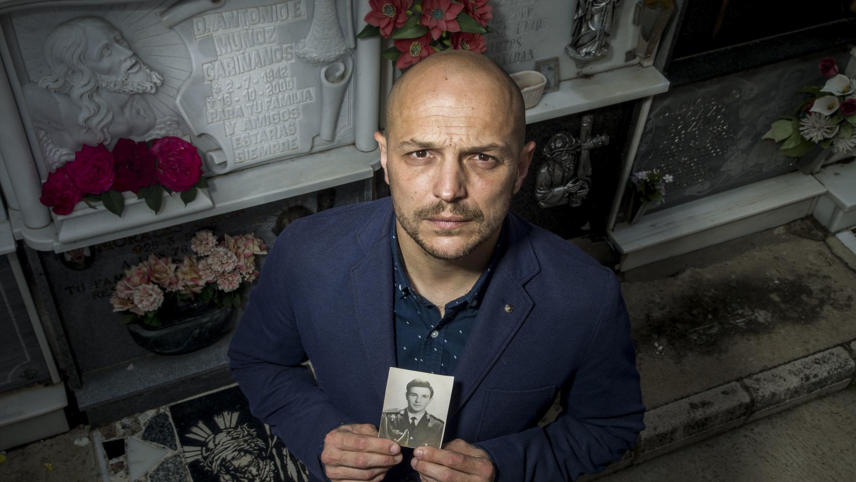 El hijo ilegítimo del doctor Muñoz Cariñanos, Francisco Javier Muñoz, ante la tumba de su padre.