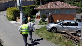 Agentes de la Guardia Civil en las inmediaciones de la casa donde ha sido hallada muerta la pareja.