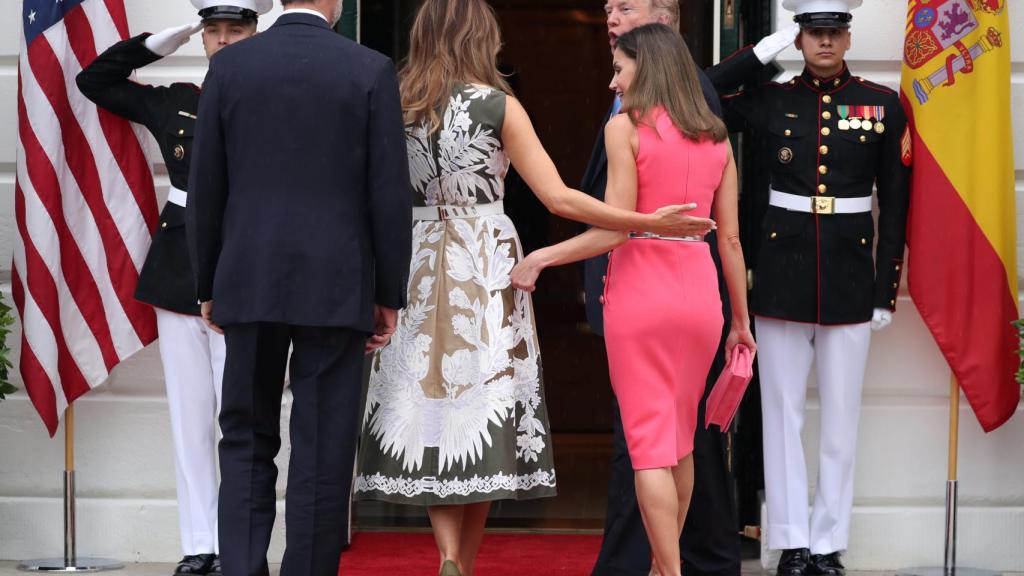 Letizia y Melania, cariñosas en su saludo.